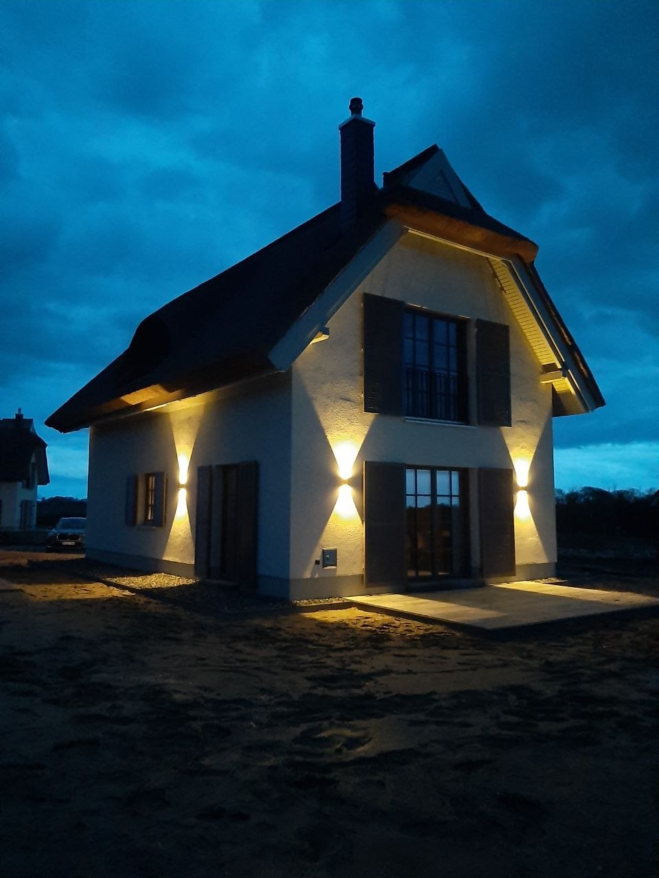 Reetlandvilla H21 abends beleuchtet