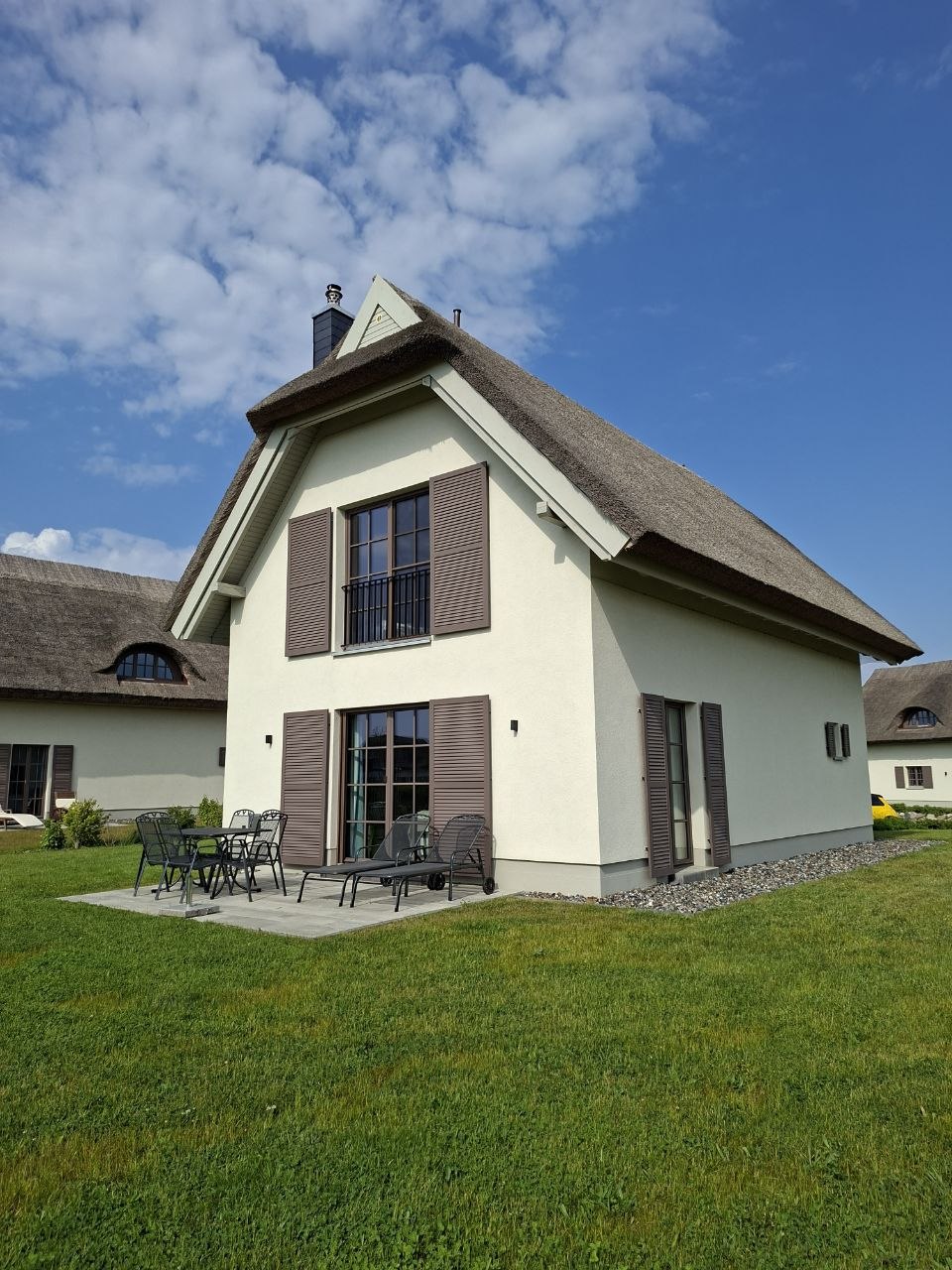 Reetdachhäuser im Feriendorf Reetland am Meer auf Rügen