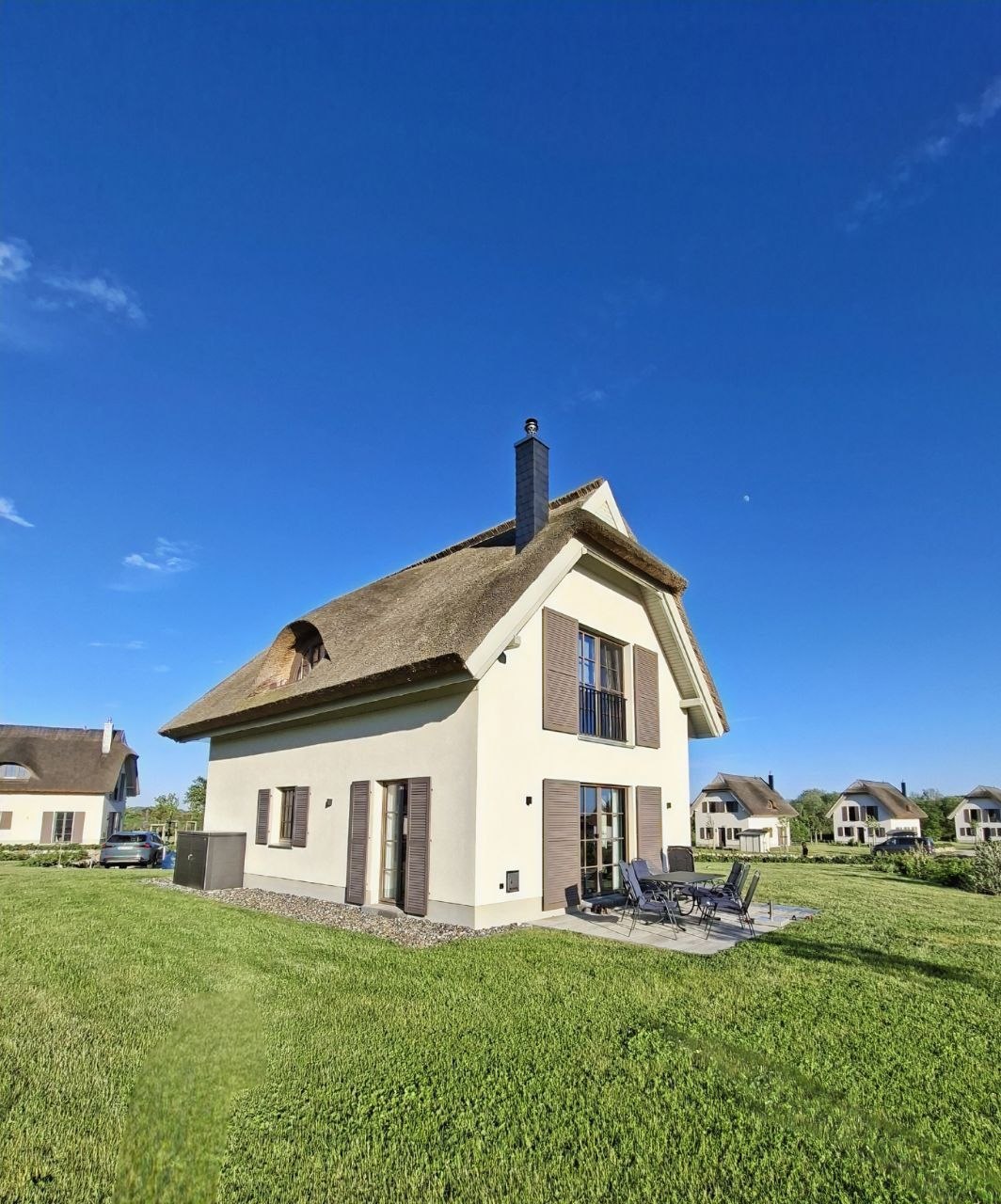 Seitenansicht der Reetlandvilla H21