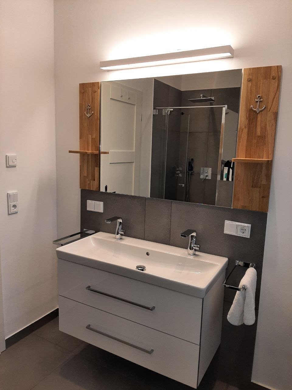 Badezimmer mit Doppelwaschbecken