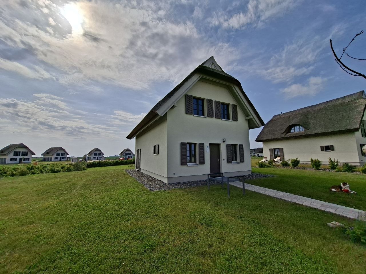 Privatparkplatz mit E-Ladestation an der Reetlandvilla H21