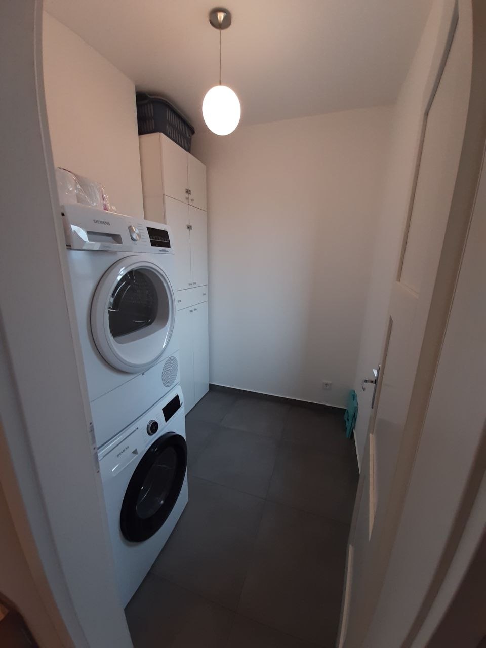 Hauswirtschaftsraum mit Waschmaschine