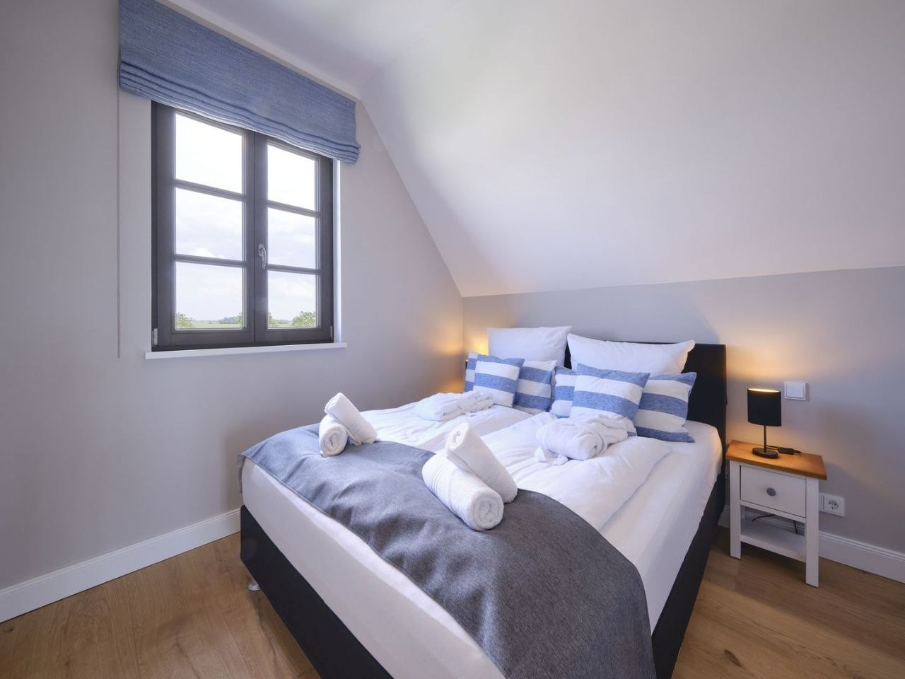 Schlafzimmer mit Doppelbett