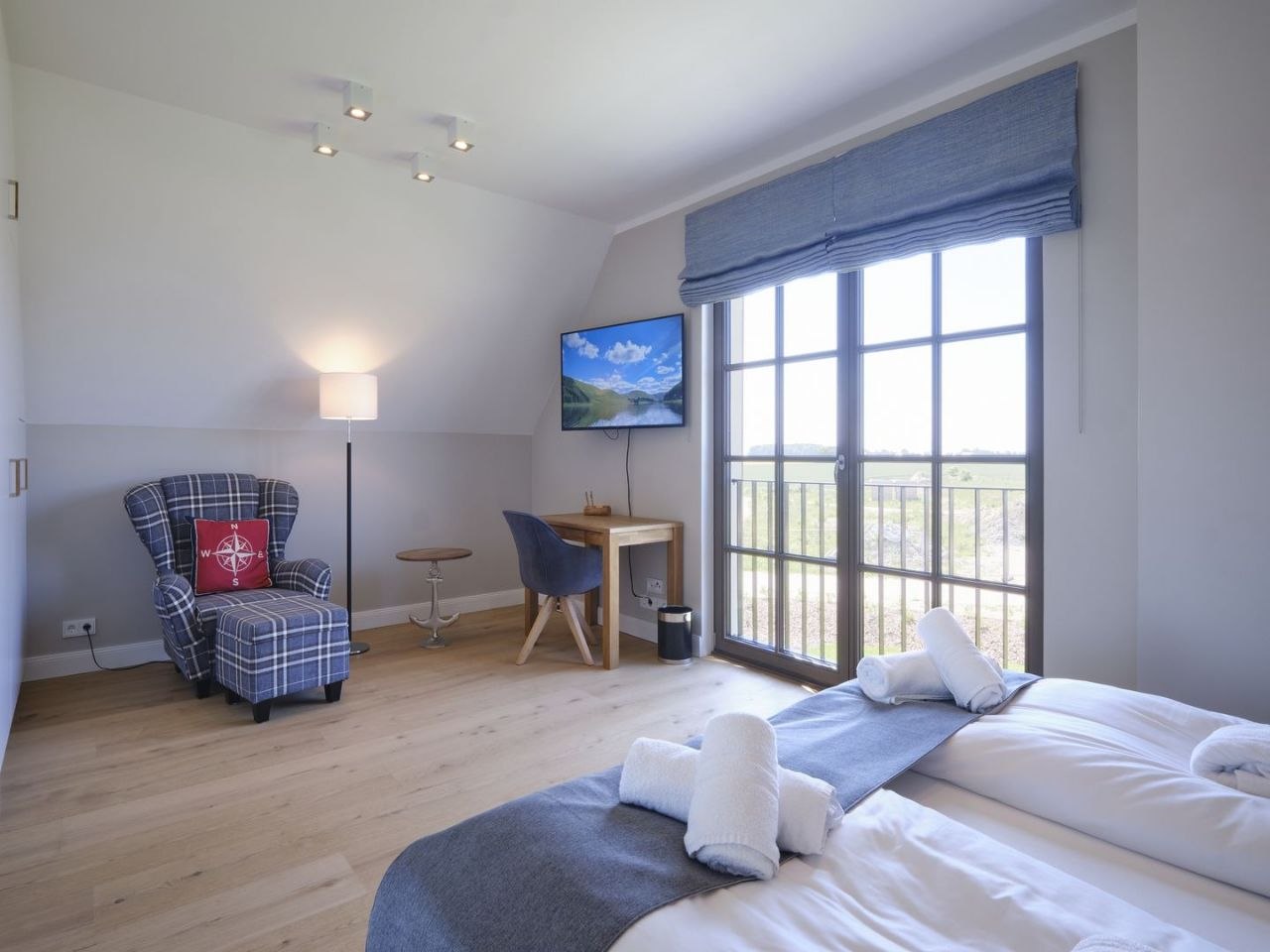 Schlafzimmer mit Leseecke und Balkonzugang