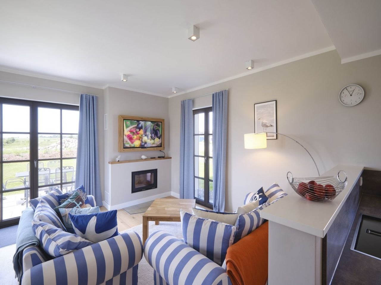 Wohnzimmer der Reetlandvilla H21 mit Kamin