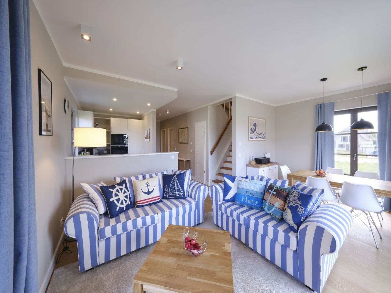 Wohnzimmer mit maritimen Sofas